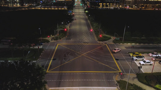 夜间十字路口的灯光和汽车的移动大城市中心夜间道图片
