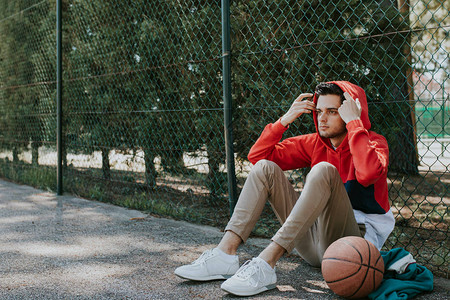 篮球场上的年轻时尚图片