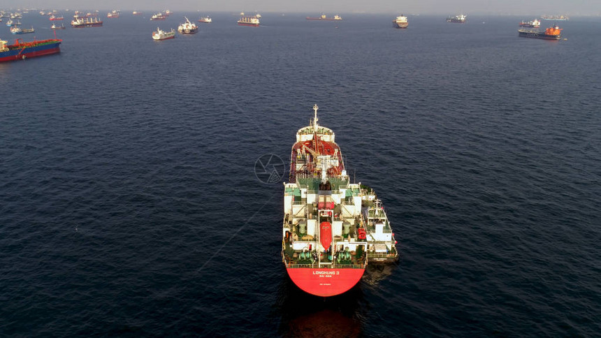 蓝色大海和天空背景上的大红色集装箱或货船鸟瞰图在海中航行的大型红色图片