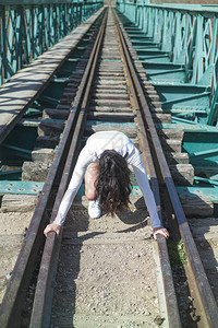 跑通过铁路的少妇图片