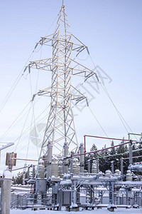 高压支架与变电站的一般视图图片