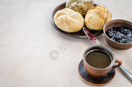 咖啡美式咖啡新鲜面包和果酱早上简图片