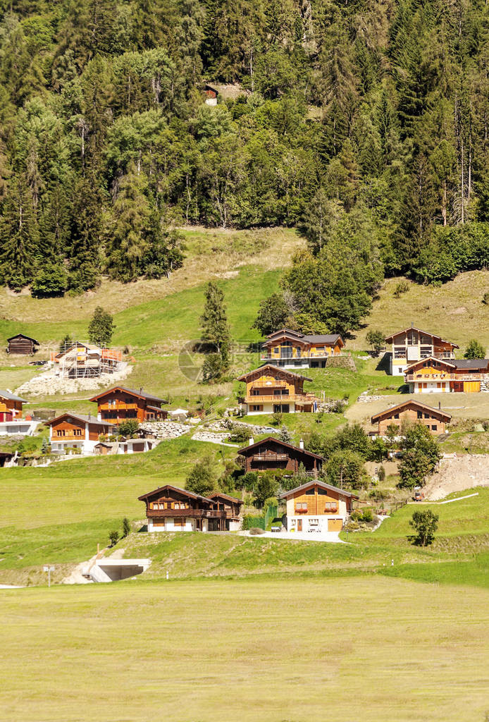 圣吕克谷瑞士阿尔卑斯山草原上的木屋在阳图片