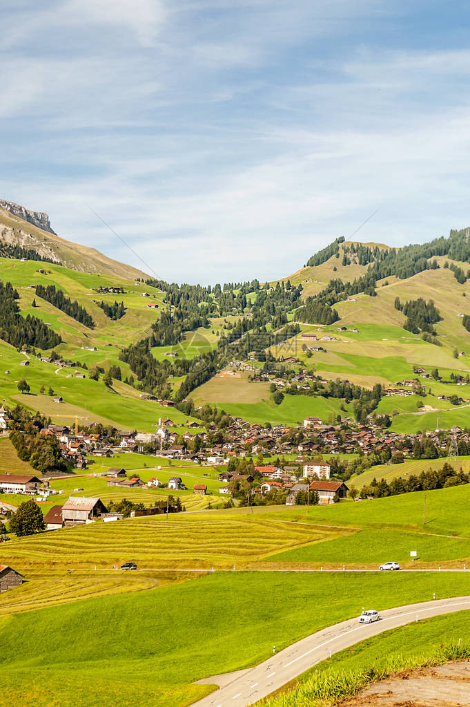 瑞士阿尔卑斯山脉上阳光明媚的一天图片