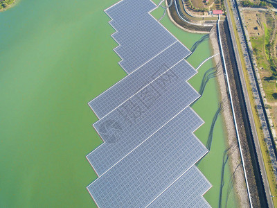 湖上浮动太阳能电池板或太阳能电池平台的图片