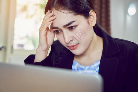 商业妇女长时间地坐在电脑屏幕上施压图片