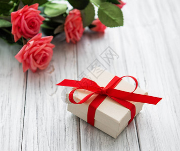 情人礼盒和玫瑰花束在图片