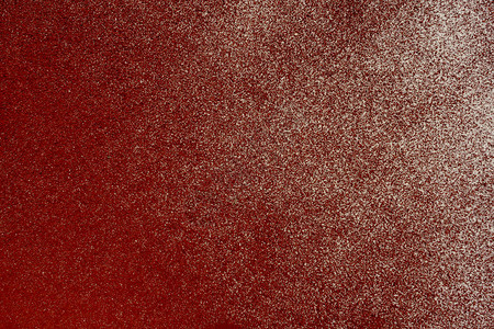 体育场跑步机红色表面上的白色灰尘图片