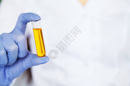 药物做化学实验的实验室技术员关闭科学家在实图片