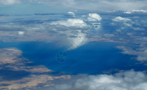 埃及西奈沙姆伊赫沙漠地貌和苏伊士湾上空的飞云令人惊图片