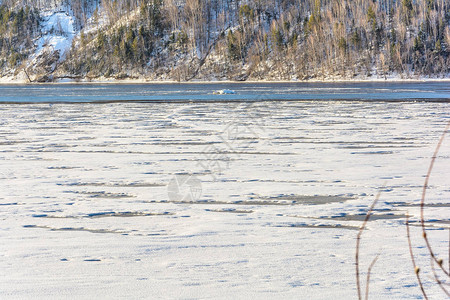 漂浮在融化的雪和河图片