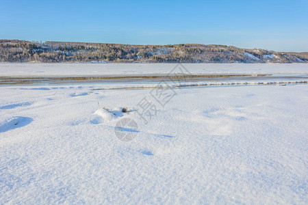 在温暖的春天阳光下的雪图片