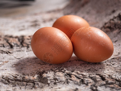 三个大的鸡蛋是干燥的叫声从侧图片