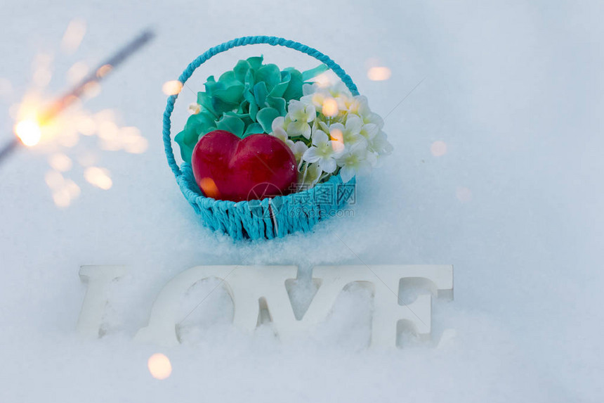 国际妇女节3月8日和情人节白色雪花背景上的篮子带有火花和美丽散图片