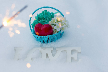 国际妇女节3月8日和情人节白色雪花背景上的篮子带有火花和美丽散图片