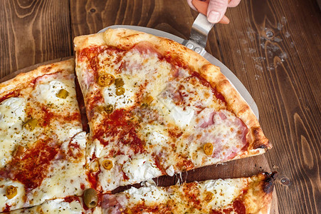 木桌上肩胛骨上的披萨随想片美味的快餐意大利传统背景图片