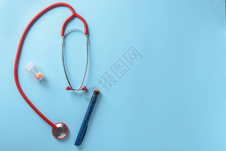 彩色背景下的听诊器药丸和胰岛素注射器保健概念图片