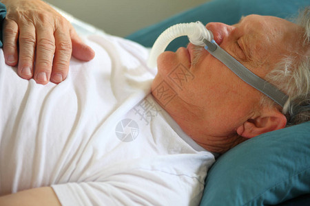 有呼吸困难的人睡觉时使用CPAP图片