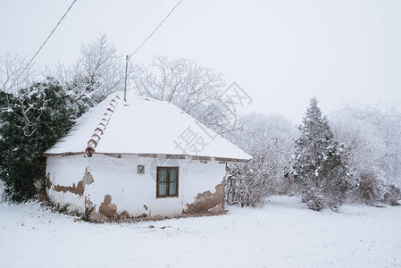 冬天多雪的领域的老房子图片
