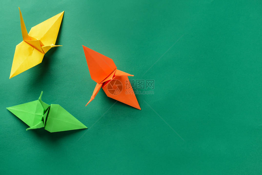 彩色背景上的折纸鹤图片