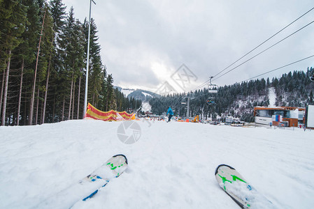 滑雪场在背景上关闭雪山图片