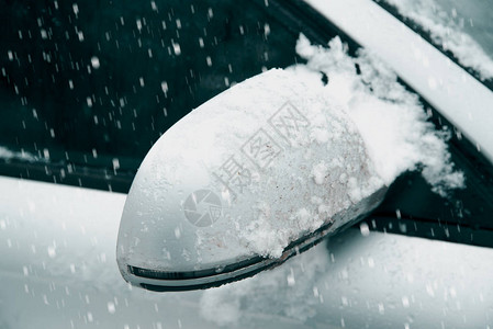 汽车侧视后镜被雪覆盖特写图像高清图片