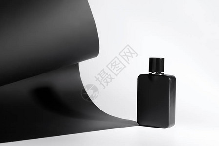 白色背景中的一瓶男香水和黑纸图片