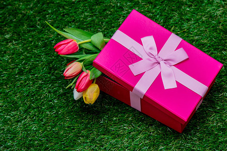 美丽的粉红色礼品盒和绿草图片