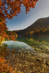 在高山湖泊和森林的秋天鲜艳的色彩图片