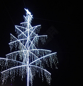 圣诞树由金属和带灯的明灯制图片