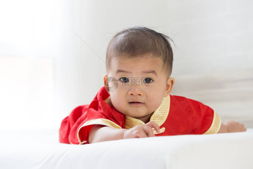 传统装扮的亚洲小婴儿为新年中华节图片
