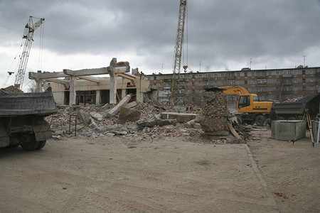 拆除旧电影院在该地建造一座新剧院大楼图片