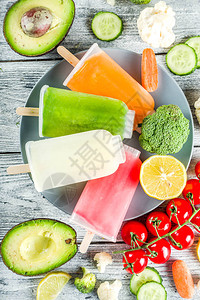 时尚纯素食品蔬菜冰淇淋冰棒鳄梨黄瓜番茄甜菜胡萝卜西兰花椰菜奶油冰淇淋饮食健康的生活方式背景图片