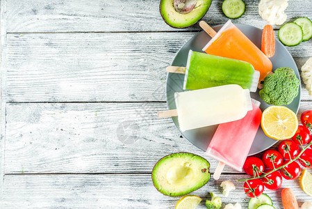 时尚纯素食品蔬菜冰淇淋冰棒鳄梨黄瓜番茄甜菜胡萝卜西兰花椰菜奶油冰淇淋饮食健康的生活方式背景图片