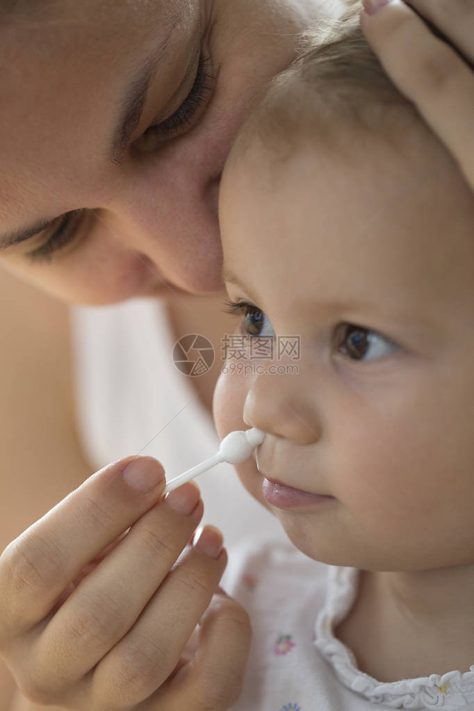 妈用棉签清洁婴儿鼻子图片