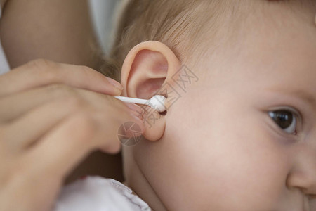 妈用棉签清洁婴儿耳朵图片