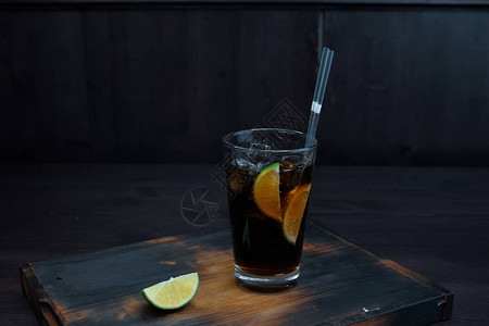 威士忌加古柯可乐冰和新鲜石灰片在酒吧图片