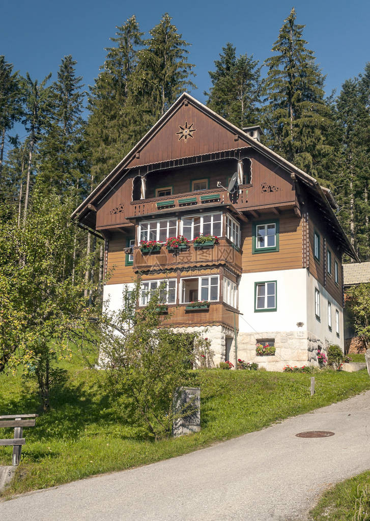 Gosau村及其木屋在奥地利阿尔卑斯山图片