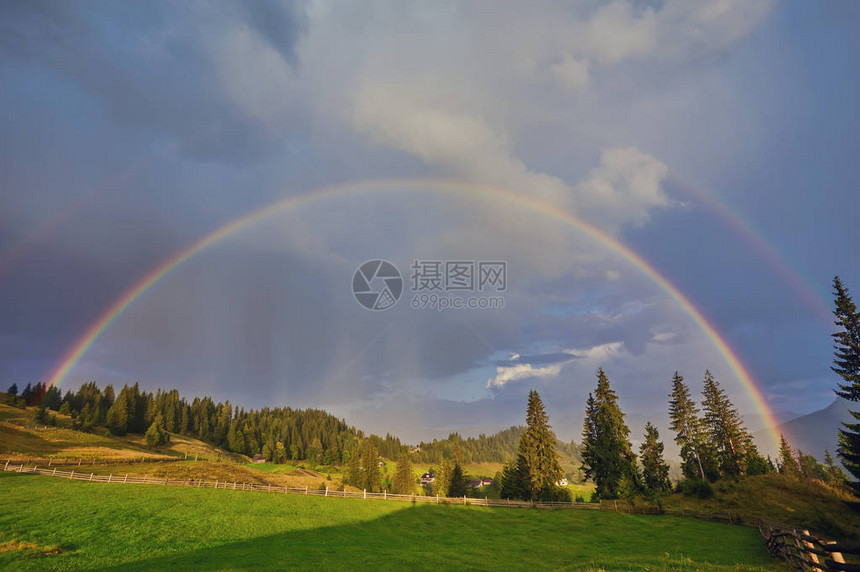 寒冷的晨雾红热的日出和山中的彩虹图片