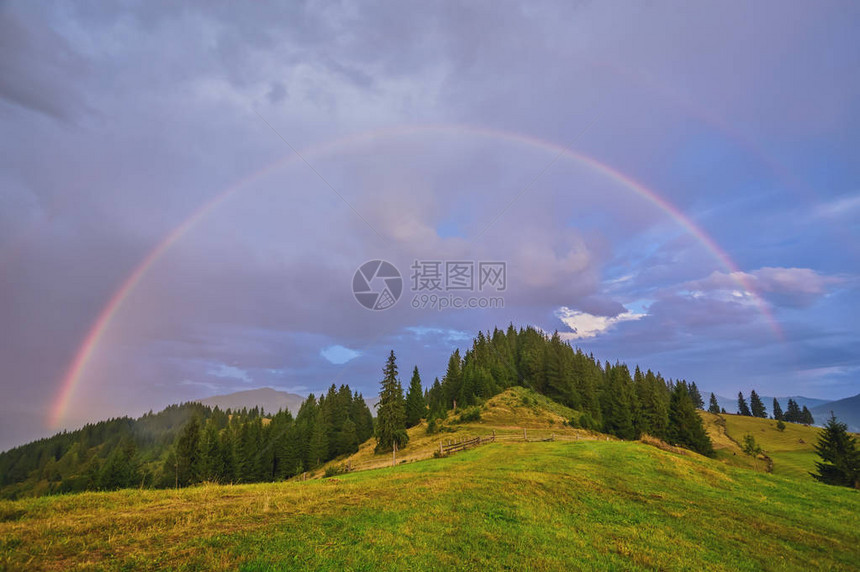 寒冷的晨雾红热的日出和山中的彩虹图片