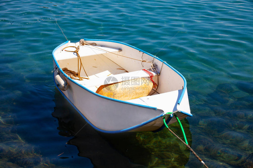 乘船游览希腊科孚岛的河流在干净的蓝色水上航行岸边景色的岛屋希腊美丽的风景白色的小船航行图片