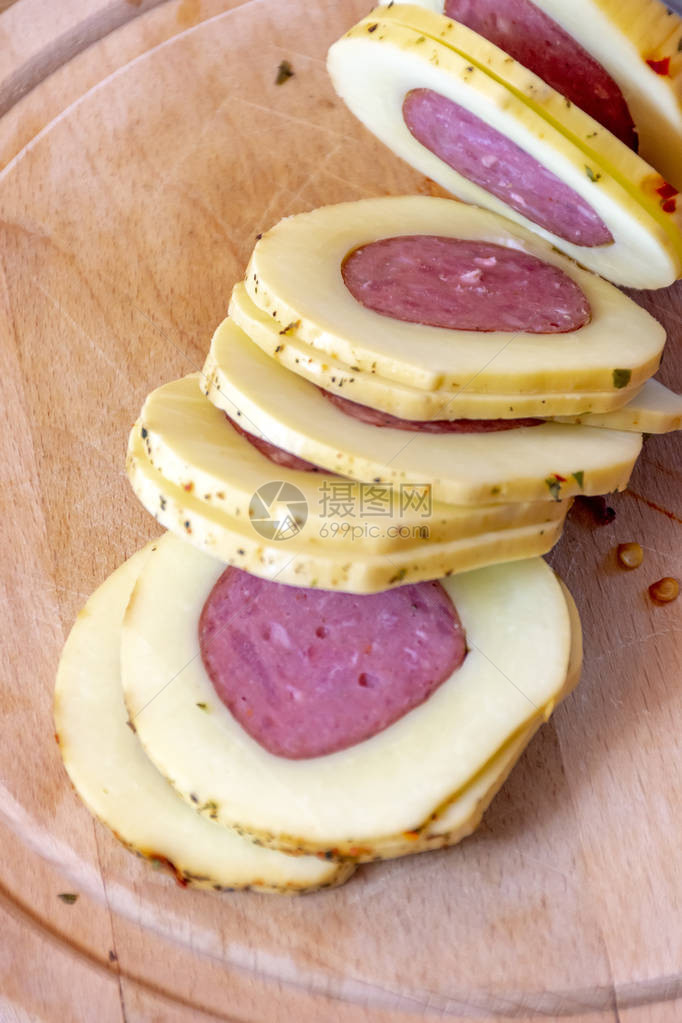 巴西传统奶酪的切片夹满了腊图片