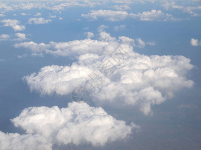 蓝天白云飞机窗外的景色图片