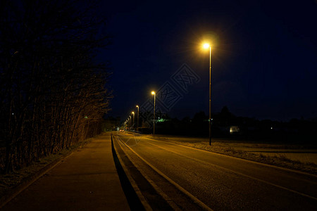夜间路灯街柱阴影图片