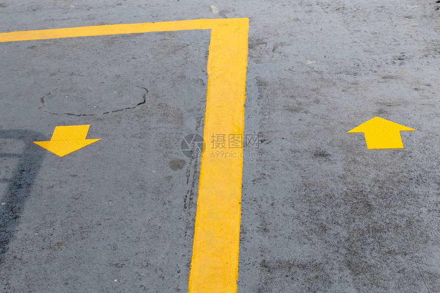 画在小路上的黄色箭头方向标志图片
