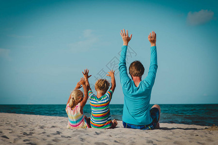 父亲和小儿子及女儿在热带图片