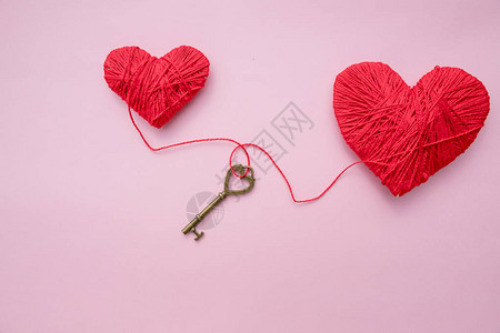 红心和钥匙的情人节卡片图片