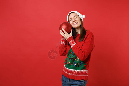 温柔的年轻圣诞老人女孩戴着圣诞帽图片