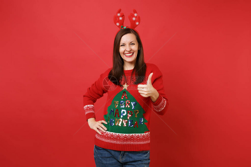 微笑的年轻圣诞老人女孩穿着针织毛衣图片