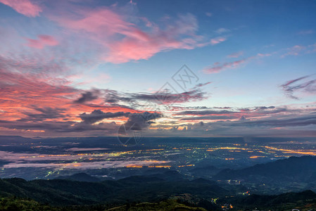 日出时多彩的天空景色高处美丽自然风景美图片